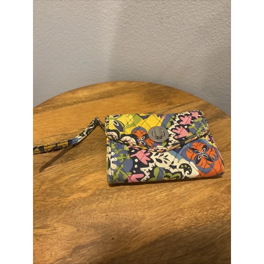 VERA BRADLEY~Rio~ Turnlock‎ Wallet/Wristlet/Clutch/ Card Holder ~Retired